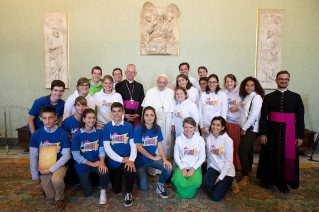 Papa Francesco parala a un gruppo di giovani della Diocesi di Grenoble-Vienne